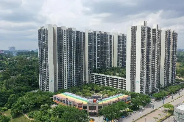 Photo of the Country Garden Central Park apartment blocks and podium with landscaped grounds in Taman Damansara Aliff, Johor Bahru