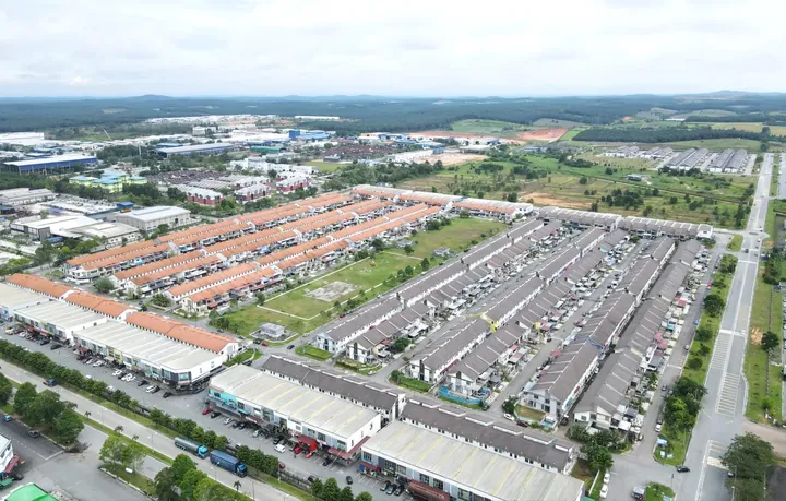 Aerial photo of the Taman Scientex Senai township with rows of terrace homes and shop units