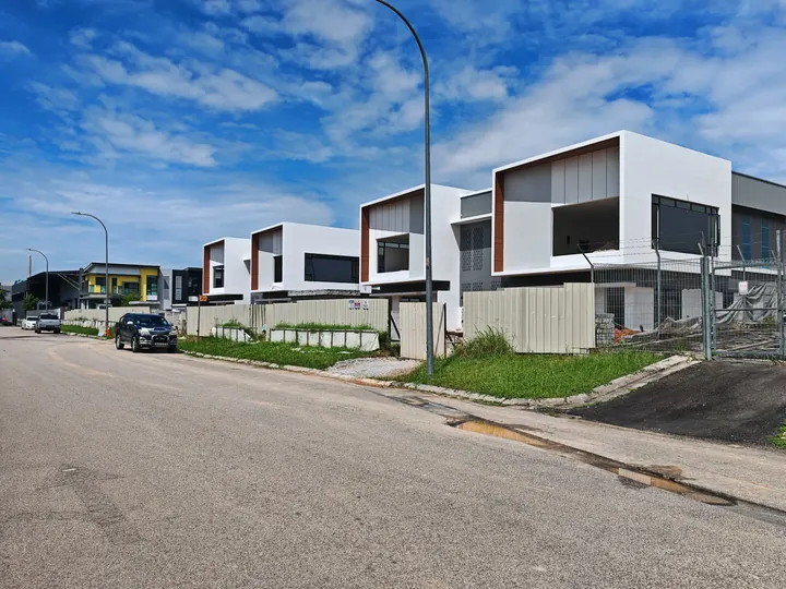 Row of completed two-storey cluster factories at Setia Edge, Setia Business Park II, photographed on site