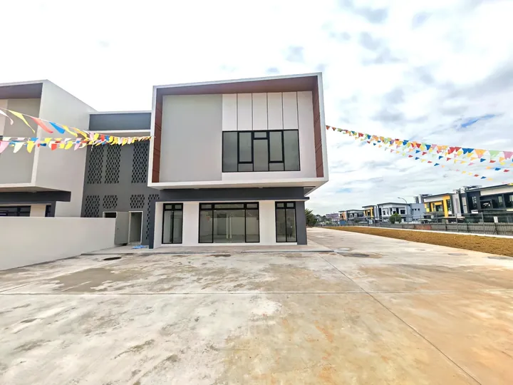 Completed corner factory frontage and forecourt at Setia Edge, Setia Business Park II, photographed on site